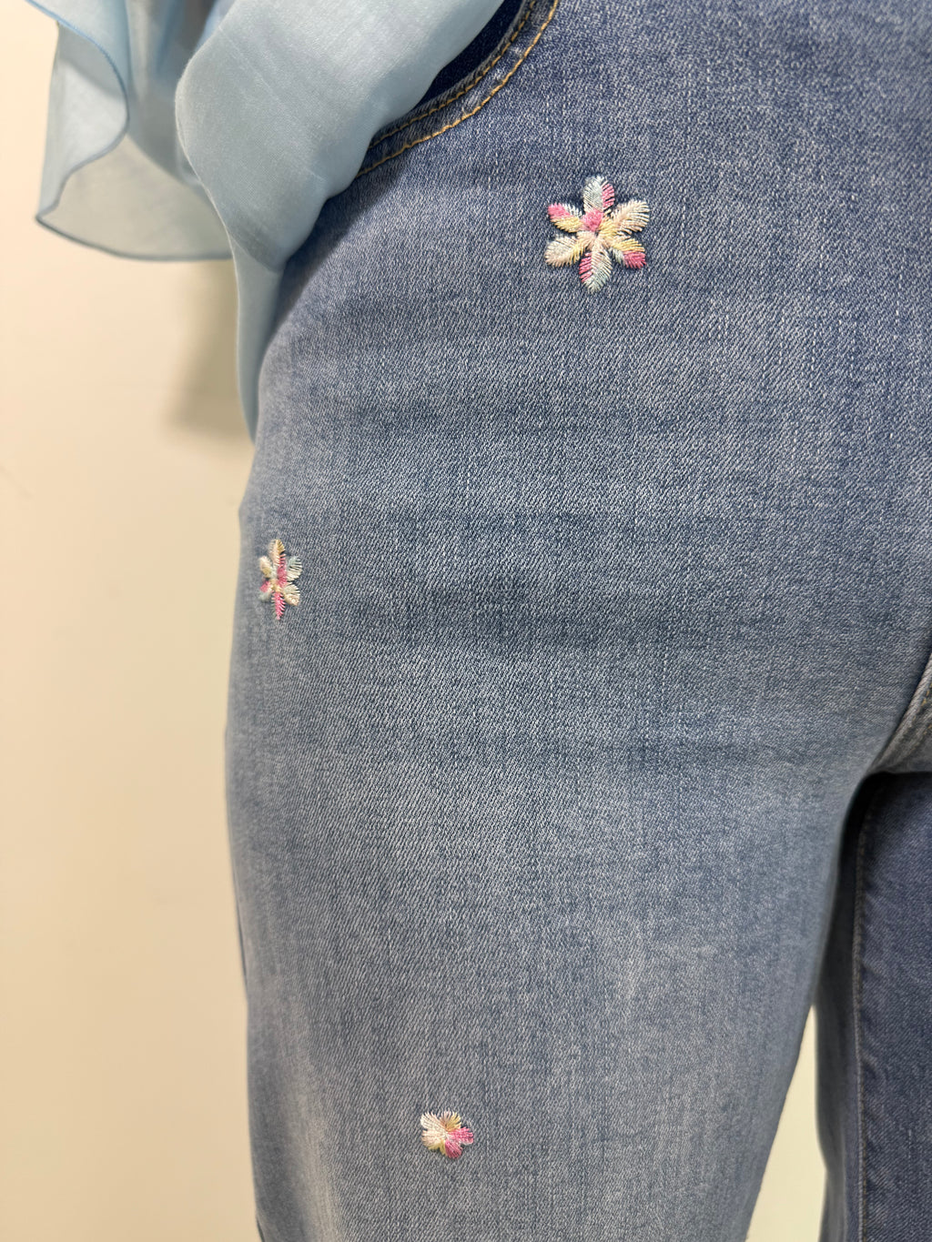 JEANS CON RICAMO